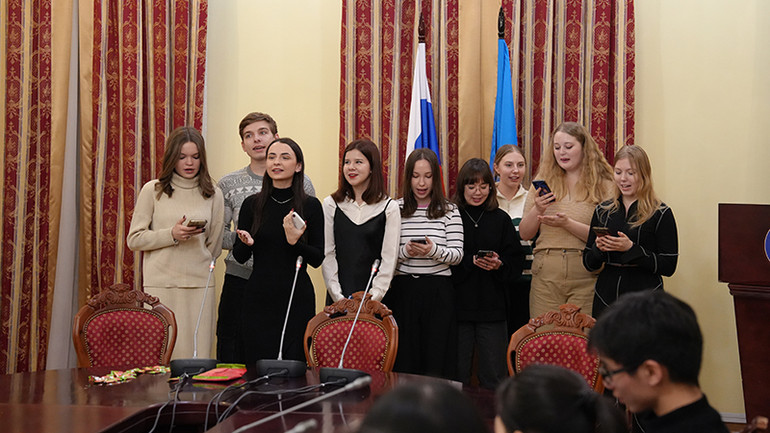 Sinh viên Nga học tiếng Việt cùng nhau hát bài hát "Như có Bác Hồ trong ngày vui đại thắng". Ảnh: XUÂN HƯNG Sinh viên Nga học tiếng Việt cùng nhau hát bài hát "Như có Bác Hồ trong ngày vui đại thắng". Ảnh: XUÂN HƯNG