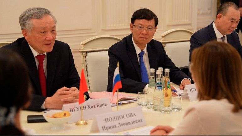 Chánh án Tòa án nhân dân tối cao Nguyễn Hòa Bình hội đàm với Chánh án Tòa án tối cao Liên bang Nga Irina Podnosova.