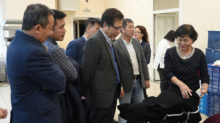 Thăm xưởng may của bà con cộng đồng người Việt Nam tại Vladimir.