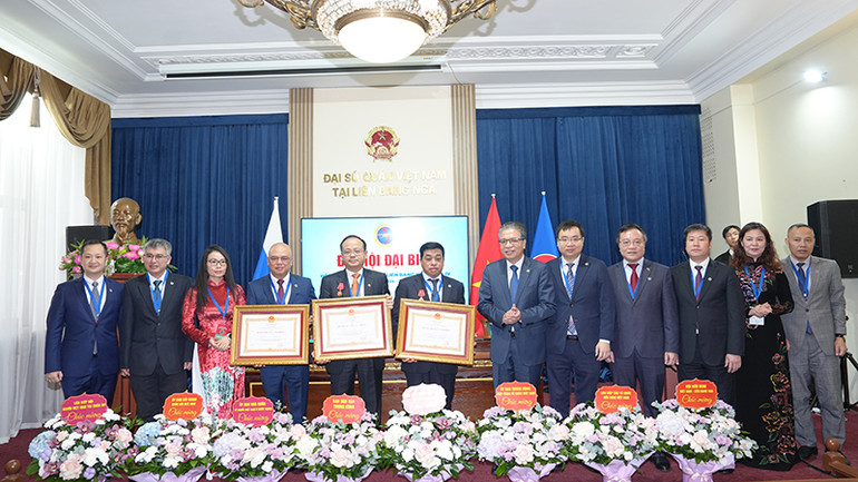 Hội người Việt Nam tại Liên bang Nga, Chủ tịch và Phó Chủ tịch thường trực của Hội được trao tặng Huân chương Lao động hạng Ba. Hội người Việt Nam tại Liên bang Nga, Chủ tịch và Phó Chủ tịch thường trực của Hội được trao tặng Huân chương Lao động hạng Ba.