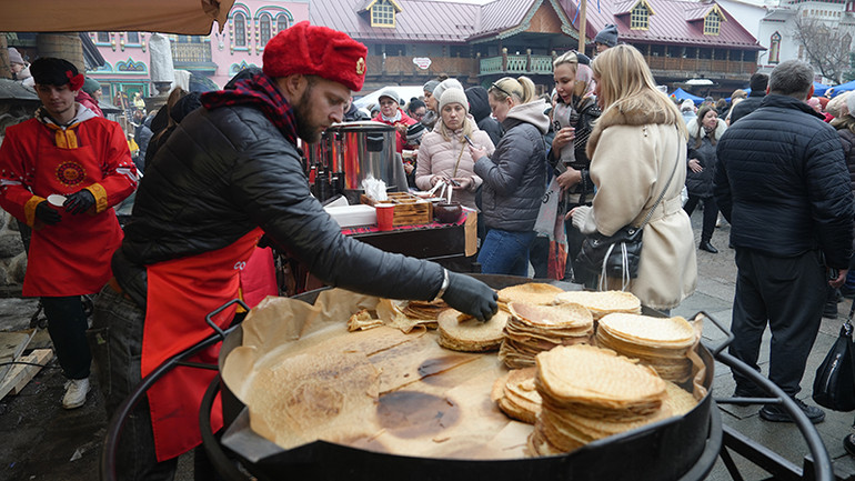 Loại bánh này được làm từ bột mì, biểu tượng của sự ấm áp của Mặt trời, được xem là linh hồn của lễ hội.