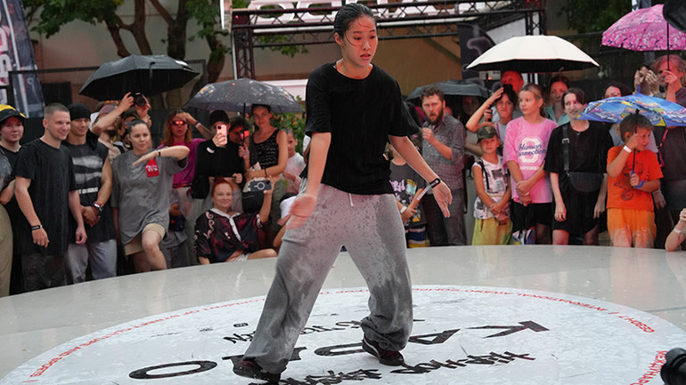 Mai Thiên Quân thi đấu trong trận chung kết dưới trời mưa.