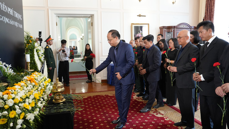 Đoàn Hội người Việt Nam tại Liên bang Nga viếng Tổng Bí thư Nguyễn Phú Trọng. Đoàn Hội người Việt Nam tại Liên bang Nga viếng Tổng Bí thư Nguyễn Phú Trọng.