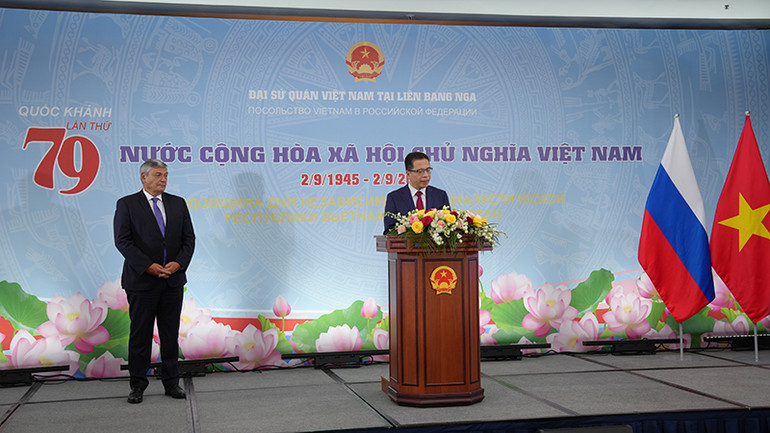 Đại sứ Đặng Minh Khôi (phải) và Thứ trưởng Ngoại giao Nga Andrey Rudenko.