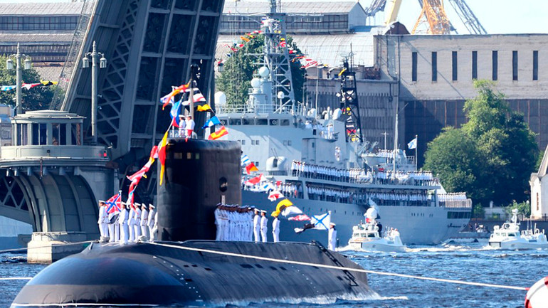 Tàu ngầm diesel-điện "Mozhaisk" tham gia lễ duyệt binh. (Ảnh: Kremlin.ru)