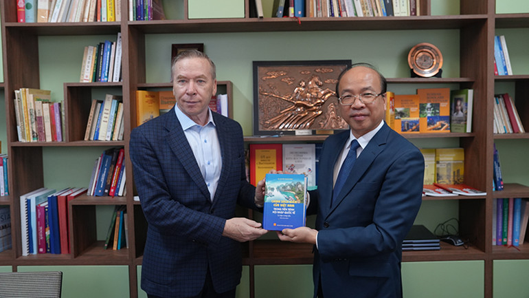 Ông Phan Chí Hiếu trao tặng sách Giám đốc Trung tâm Nghiên cứu Việt Nam và ASEAN trực thuộc Viện Trung Quốc và châu Á đương đại, Viện Hàn lâm Khoa học Nga.