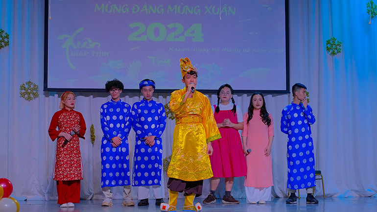 Áo dài là trang phục truyền thống, biểu tượng và nét đẹp văn hóa của con người Việt Nam.