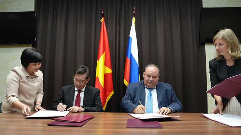 Ký kết văn bản hợp tác. (Ảnh: XUÂN HƯNG)