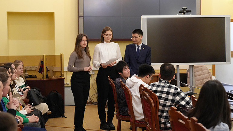 Ekaterina cùng bạn đọc thơ bằng tiếng Việt. (Ảnh: XUÂN HƯNG) Ekaterina cùng bạn đọc thơ bằng tiếng Việt. (Ảnh: XUÂN HƯNG)