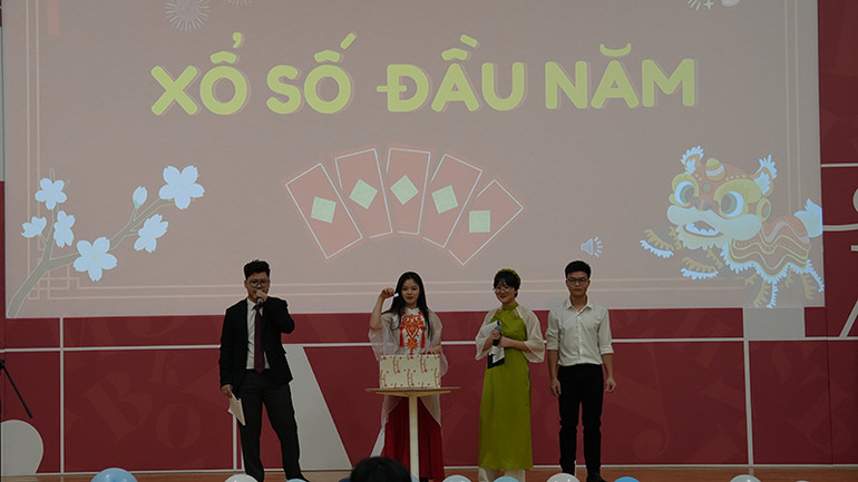 Chương trình xổ số đầu năm sôi động, vui vẻ. Ảnh: XUÂN HƯNG