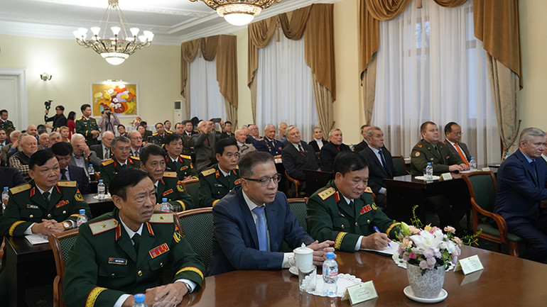 Các đại biểu tham dự cuộc gặp tri ân tại thủ đô Moskva. (Ảnh: XUÂN HƯNG)