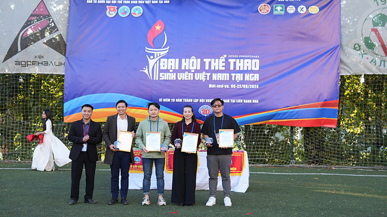 Đại diện Ban tổ chức trao kỷ niệm chương tặng tập thể và cá nhân có nhiều đóng góp vào thành công của Đại hội.