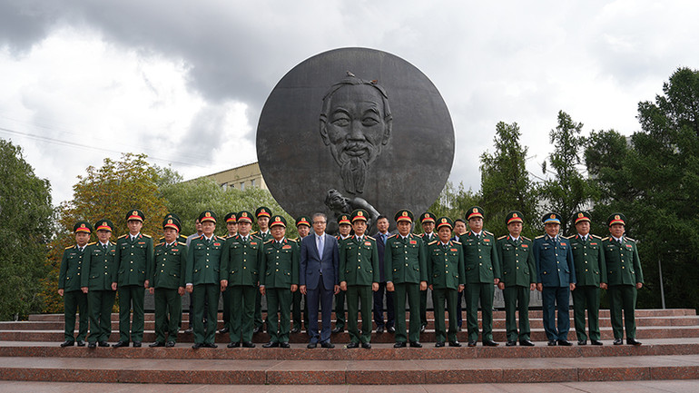Bộ trưởng Quốc phòng Phan Văn Giang cùng các đại biểu chụp ảnh lưu niệm tại Tượng đài Chủ tịch Hồ Chí Minh tại thủ đô Moskva. (Ảnh: XUÂN HƯNG)