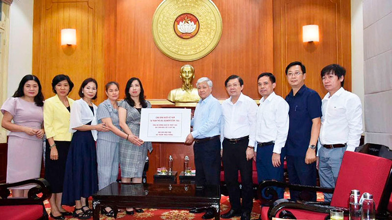 Cộng đồng người Việt Nam tại thành phố Ufa, Cộng hòa Bashkortostan thuộc Liên bang Nga ủng hộ 300 triệu đồng. Cộng đồng người Việt Nam tại thành phố Ufa, Cộng hòa Bashkortostan thuộc Liên bang Nga ủng hộ 300 triệu đồng.