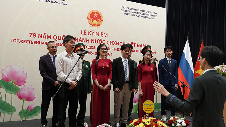 Biểu diễn văn nghệ chúc mừng Quốc khánh.