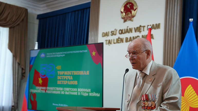 Chủ tịch Hội cựu chiến binh Nga từng công tác tại Việt Nam Nikolai Kolesnik chia sẻ cảm tưởng trong cuộc gặp. (Ảnh: XUÂN HƯNG)