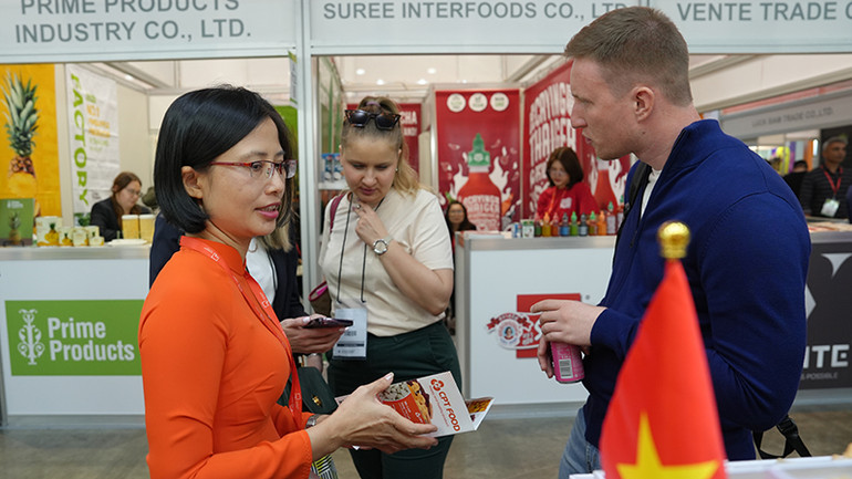 Trao đổi cơ hội hợp tác tại Worldfood Moscow 2024. (Ảnh: XUÂN HƯNG)
