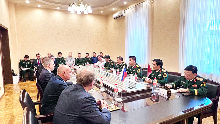 Thượng tướng Hoàng Xuân Chiến làm việc với Đô đốc Viktor Liina, Tư lệnh Hạm đội Thái Bình Dương Liên bang Nga.