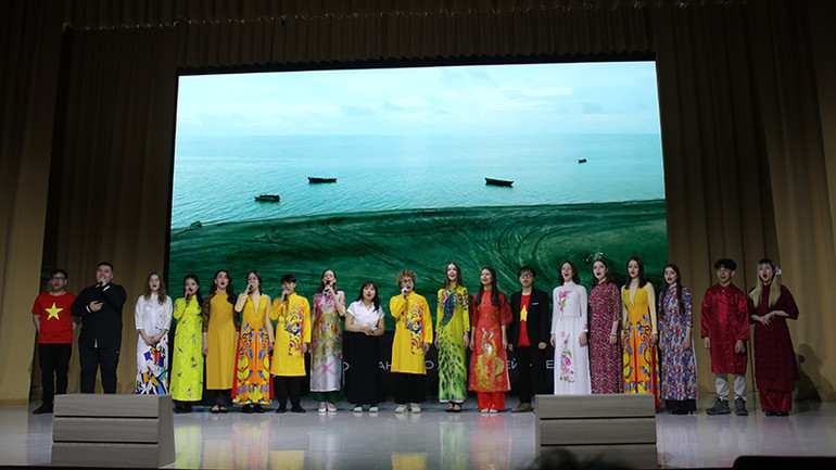 Và cùng hát vang bài hát "Kachiusa" quen thuộc đối với hai dân tộc Việt Nam và Liên bang Nga.