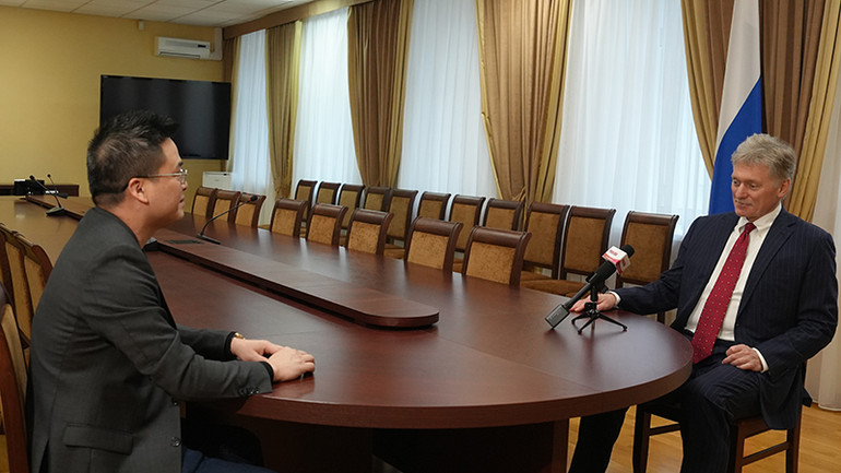 Phóng viên Báo Nhân Dân thường trú tại Nga phỏng vấn ông Dmitry Peskov nhân kỷ niệm 75 năm thiết lập quan hệ ngoại giao giữa Việt Nam và Liên bang Nga. (Ảnh: NGUYỄN HOÀNG)