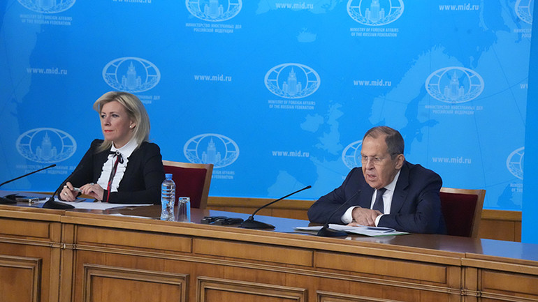 Bộ trưởng Ngoại giao Nga Sergey Lavrov và Người phát ngôn Bộ Ngoại giao Nga Maria Zakharova tại cuộc họp báo thường niên.