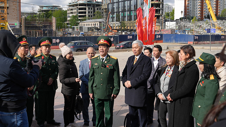 Các cựu chiến binh tự hào kể về Đại thắng mùa Xuân năm 1975. (Ảnh: XUÂN HƯNG)
