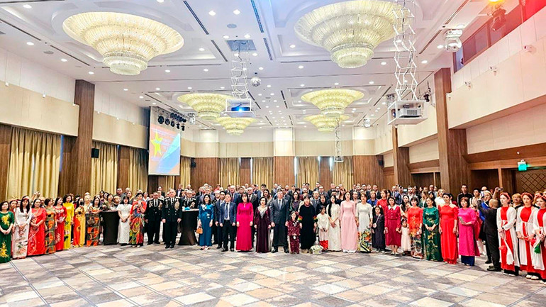 Đông đảo khách mời và bà con cộng đồng tham dự lễ kỷ niệm.