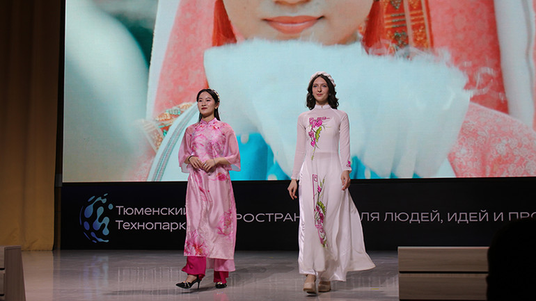 Sinh viên Việt Nam và Nga trình diễn áo dài.