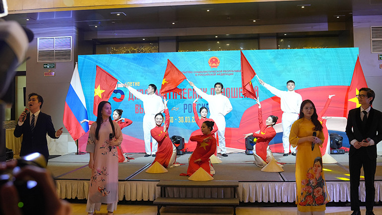 Tiết mục biểu diễn văn nghệ của sinh viên Việt Nam trong chương trình lễ kỷ niệm.