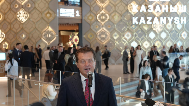 Thị trưởng Kazan Ilsur Mteshin trả lời báo chí trước lễ khai mạc Diễn đàn. (Ảnh: XUÂN HƯNG) Thị trưởng Kazan Ilsur Mteshin trả lời báo chí trước lễ khai mạc Diễn đàn. (Ảnh: XUÂN HƯNG)