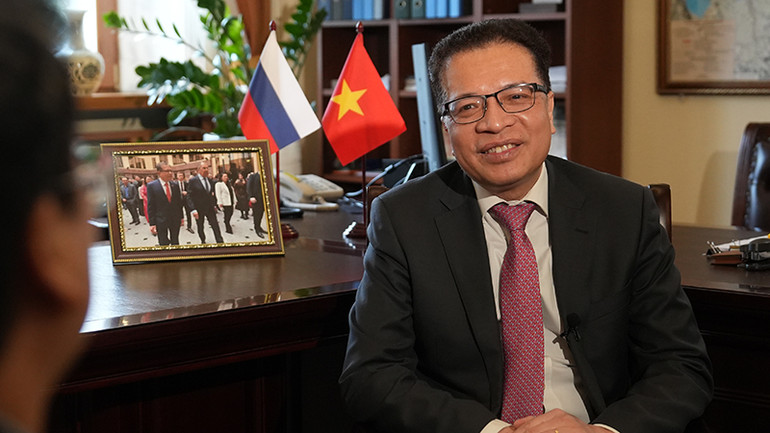 Đại sứ Việt Nam tại Liên bang Nga Đặng Minh Khôi trả lời phỏng vấn phóng viên Báo Nhân Dân thường trú tại Nga. (Ảnh: NGUYỄN HOÀNG)