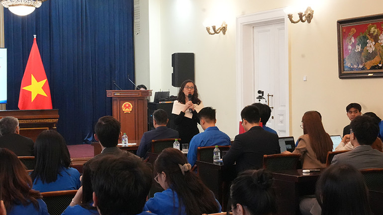 Phụ trách Bộ phận giáo dục Đại sứ quán Việt Nam tại Liên bang Nga Mai Nguyễn Tuyết Hoa giải đáp các câu hỏi của sinh viên. (Ảnh: XUÂN HƯNG)