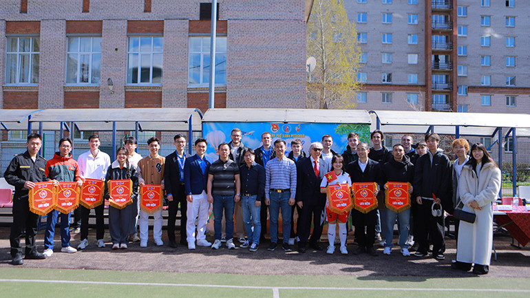 Đại diện Ban tổ chức, khách mời và vận động viên chụp ảnh lưu niệm.