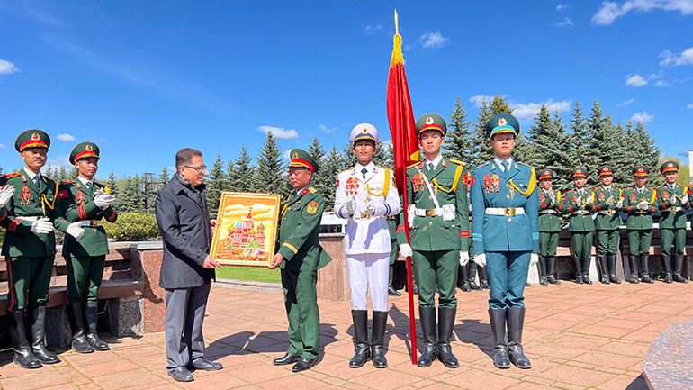 Đại sứ Việt Nam tại Liên bang Nga Đặng Minh Khôi thăm, động viên đoàn Quân đội nhân dân Việt Nam đang luyện tập ở thủ đô Moskva để tham gia Lễ duyệt binh tại Quảng trường Đỏ ngày 9/5. (Ảnh: XUÂN HƯNG)