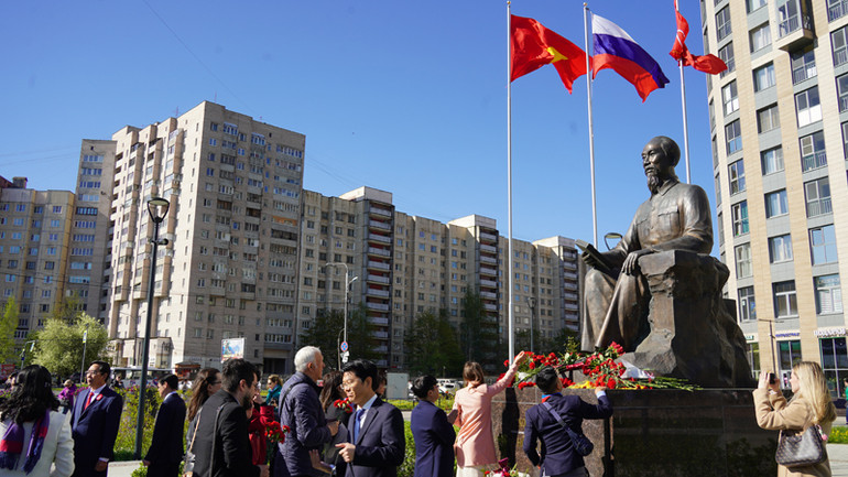 Dâng hoa tại Tượng đài Chủ tịch Hồ Chí Minh tại Saint Petersburg. (Ảnh: XUÂN HƯNG)