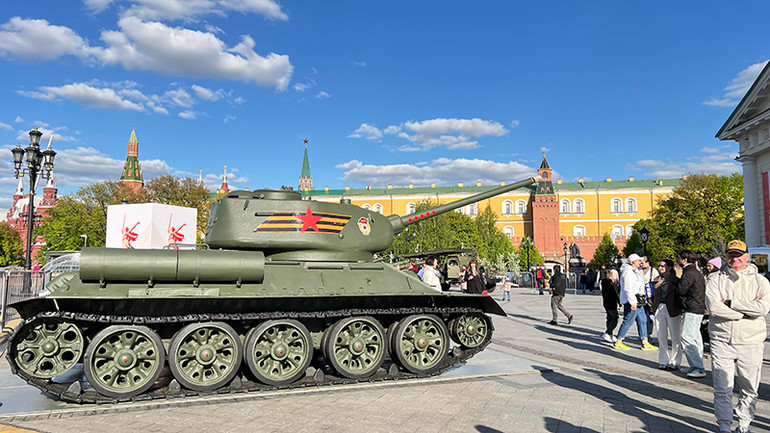 Xe tăng huyền thoại T-34 được trưng bày tại lối vào Trung tâm báo chí quốc tế. (Ảnh: XUÂN HƯNG)