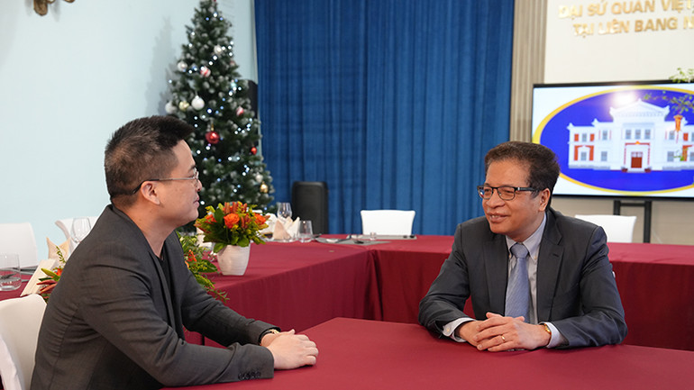 Đại sứ Việt Nam tại Liên bang Nga Đặng Minh Khôi trả lời phỏng vấn phóng viên Báo Nhân Dân thường trú tại Nga. (Ảnh: NGUYỄN HOÀNG) Đại sứ Việt Nam tại Liên bang Nga Đặng Minh Khôi trả lời phỏng vấn phóng viên Báo Nhân Dân thường trú tại Nga. (Ảnh: NGUYỄN HOÀNG)