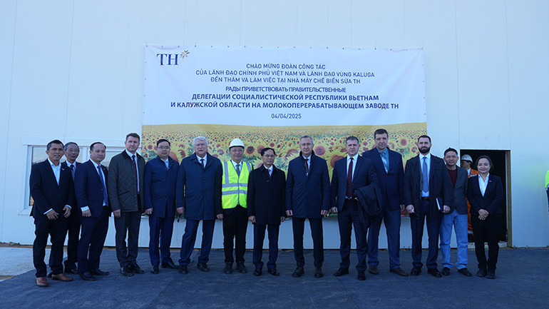 Phó Thủ tướng, Bộ trưởng Ngoại giao Bùi Thanh Sơn và Thống đốc tỉnh Kaluga Vladislav Shapsha thăm khu vực xây dựng Nhà máy chế biến sữa TH tại Kaluga. (Ảnh: XUÂN HƯNG)