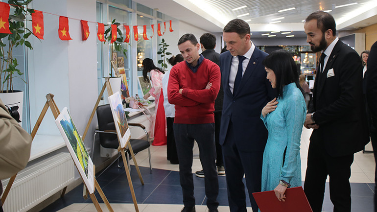 Tổng lãnh sự Việt Nam tại Ekaterinburg Nguyễn Mai Hường giới thiệu tới bạn bè Nga những hình ảnh về đất nước và con người Việt Nam.