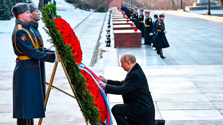 Người đứng đầu Nhà nước Nga tưởng nhớ những người đã hy sinh để bảo vệ Tổ quốc. (Ảnh: RIA Novosti)