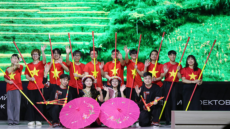 Nhảy sạp là vũ điệu sôi động được nhiều bạn trẻ Nga quan tâm và tìm hiểu.