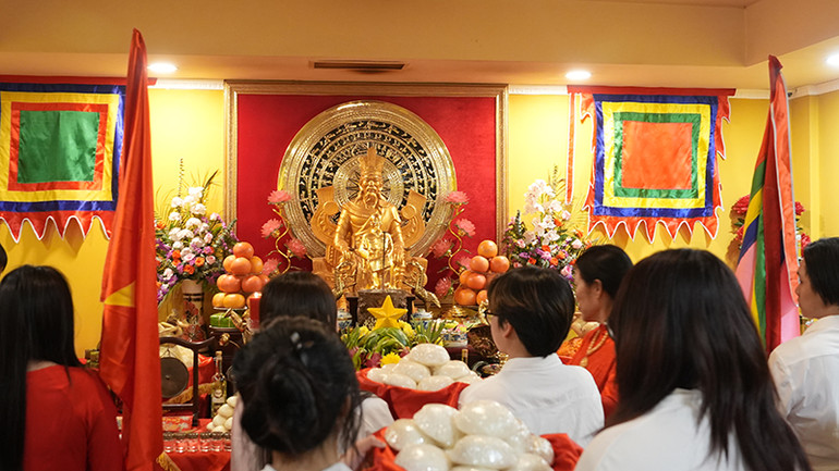 Dâng hương tưởng nhớ các Vua Hùng. (Ảnh: XUÂN HƯNG)