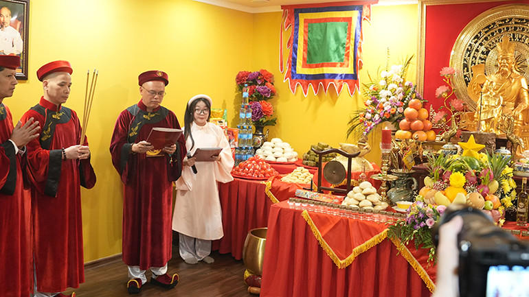 Ông Nguyễn Cảnh Hồng Lĩnh, Phó Chủ tịch Liên hiệp Các tổ chức người Việt Nam tại Liên bang Nga khai Lễ Đàn. (Ảnh: XUÂN HƯNG)