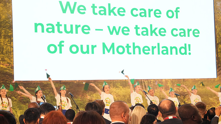 Các em nhỏ biểu diễn văn nghệ tại lễ khai mạc sự kiện. (Ảnh: XUÂN HƯNG)