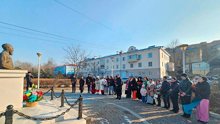 Lễ dâng hoa tưởng niệm Chủ tịch Hồ Chí Minh tại tượng đài mang tên Người ở Vladivostok.