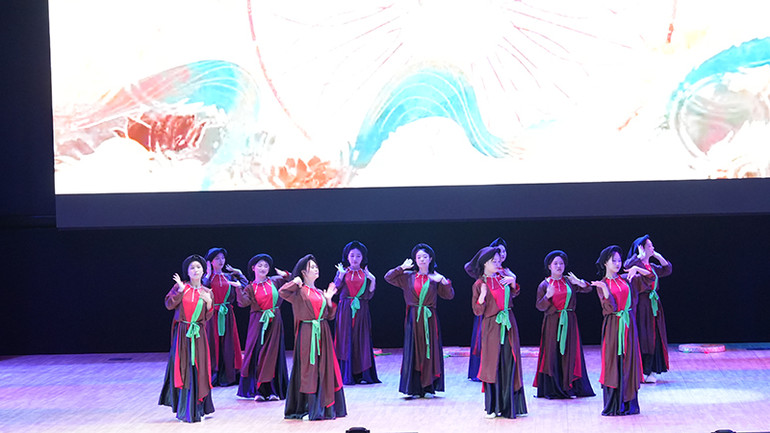 "Bắc Bling" do Nhóm nhảy "Chim én" biểu diễn.