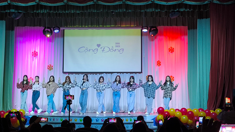 Nhóm múa con em cộng đồng người Việt tại Kazan biểu diễn. (Ảnh: NGỌC DIỆP)