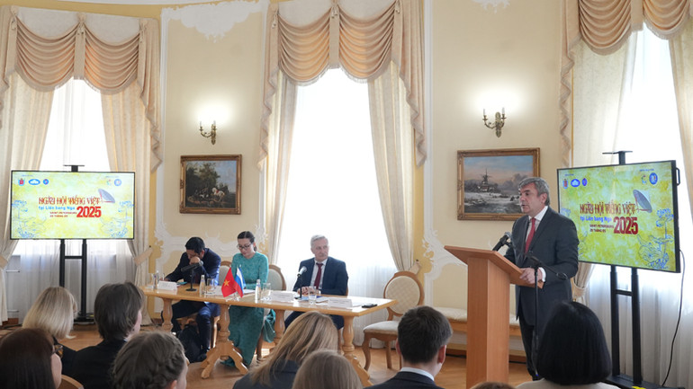 Ông Vyacheslav Kalganov, Phó Chủ tịch Ủy ban Đối ngoại Saint Petersburg phát biểu. (Ảnh: XUÂN HƯNG)