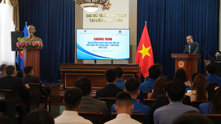 Đại sứ Đặng Minh Khôi đối thoại với thanh niên, sinh viên. (Ảnh: XUÂN HƯNG)