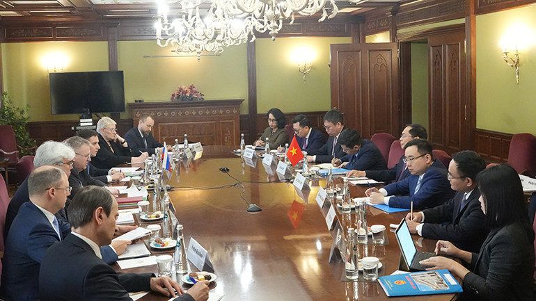 Phó Thủ tướng, Bộ trưởng Ngoại giao Bùi Thanh Sơn gặp với Phó Thủ tướng Chính phủ Liên bang Nga Alexey Overchuk. (Ảnh: XUÂN HƯNG)